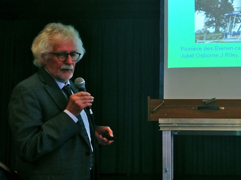 Prof. Dr. Jürgen Tautz vom Biozentrum der Julius-Maximilians- Universität Würzburg